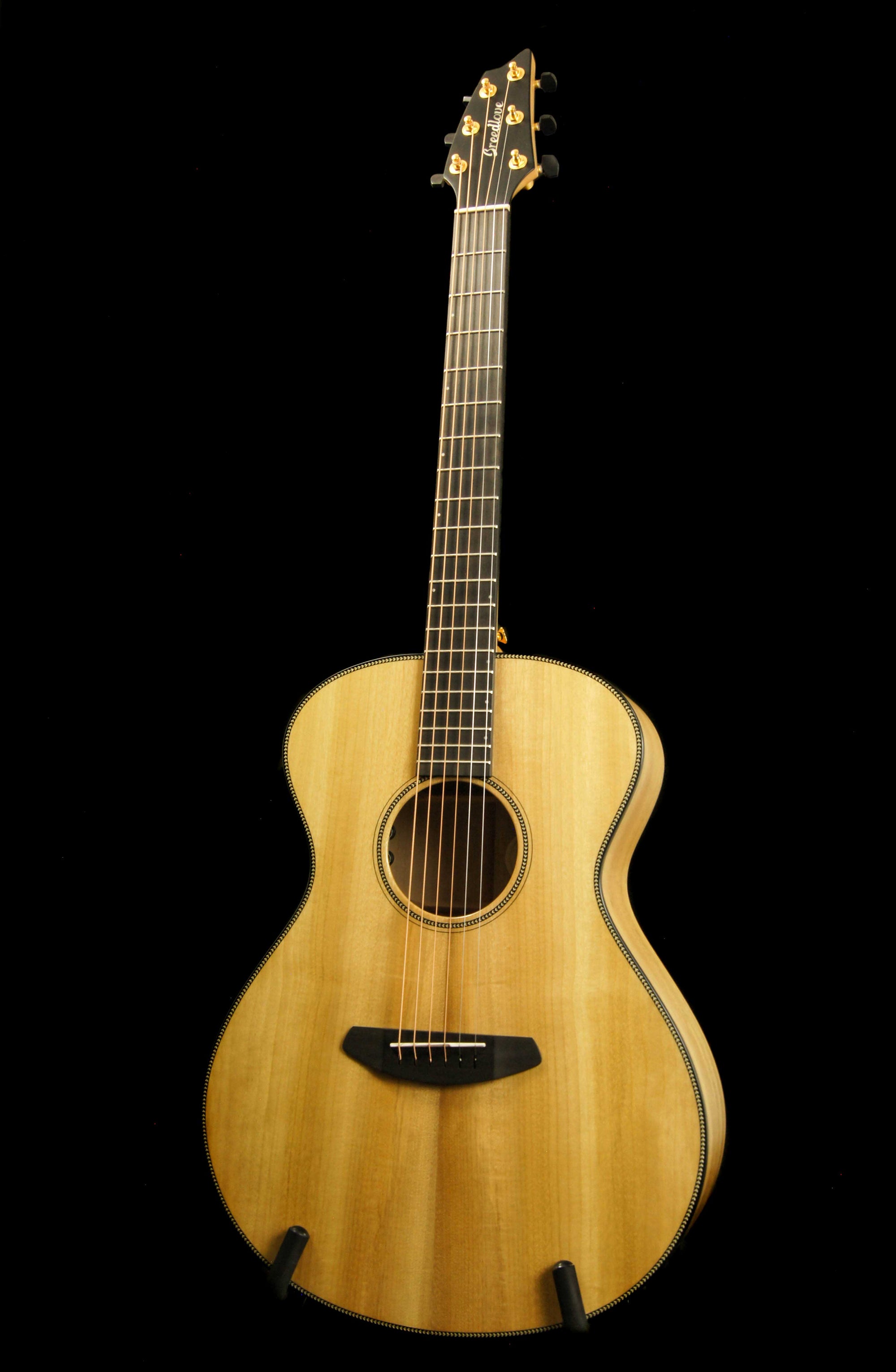 Breedlove Oregon Concert All Myrtlewood Acoustic Guitar with Electronics